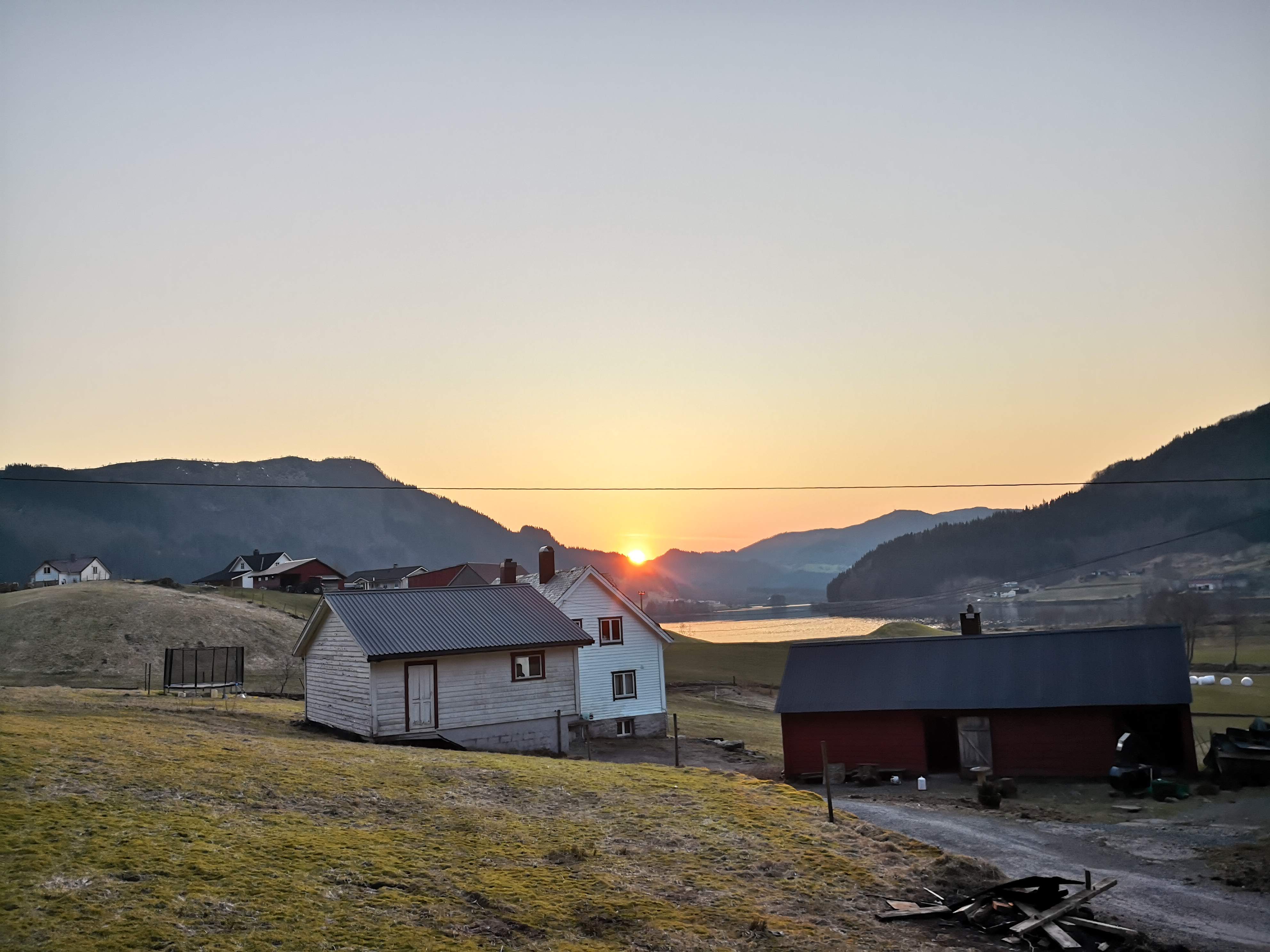 solnedgang over tunet